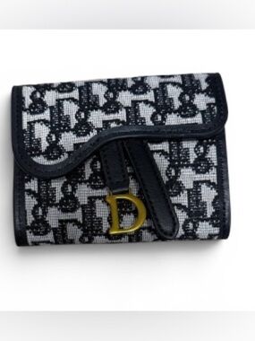 New Designer-Inspired Monogram Wallet w/ Gold “D” Accent – Never Used!​